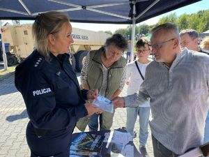 na zdjęciu policjantka wręcza kopertę życia