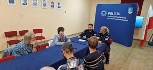 na zdjęciu policjanci rozmawiają z uczestnikami