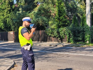 na zdjęciu policjant z radarem