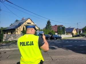 na zdjęciu policjant z radarem