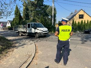 na zdjęciu policjant stoi na drodze