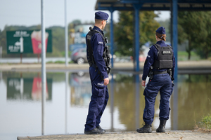 na zdjęciu policjanci na zalanych terenach