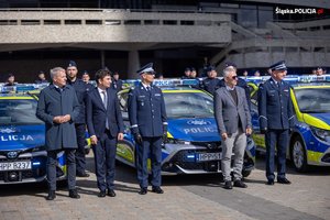 na zdjęciu komendanci wojewódzcy, wojewoda śląski przy radiowozach