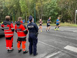 na zdjęciu biegacze, policjantka i ratownicy medyczni