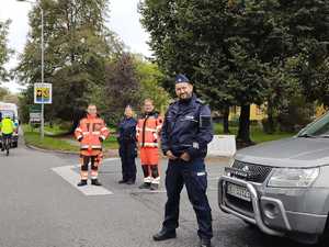 na zdjęciu policjant, ratownicy medyczni i policjantka