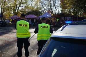 na zdjęciu patrol policjantów przy ulicy