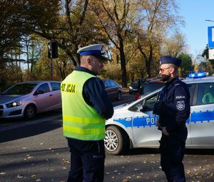 na zdjęciu policjant z drogówki z policjantem z patrolu