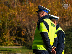 na zdjęciu policjanci z drogówki