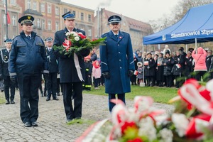 na zdjęciu delegacja mundurowych z wiązanką przed pomnikiem