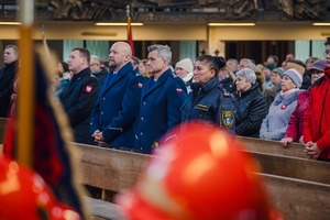 na zdjęciu mundurowi w ławce kościelnej