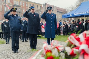 na zdjęciu delegacja mundurowych oddaje hołd przed pominikiem