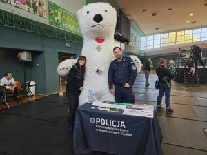 na zdjęciu policjant i strażniczka miejska z misiem