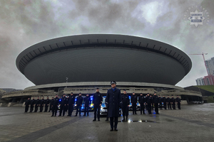 na zdjęciu policjanci stojący przed Spodkiem