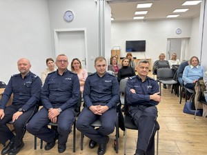 na zdjęciu policjanci siedzą na debacie