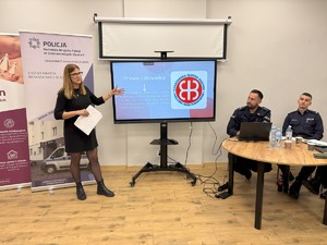 na zdjęciu kuratorka przemawia