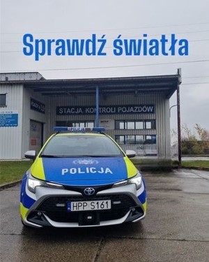 na zdjęciu radiowóz przed stacją diagnostyczną