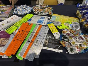 na zdjęciu gadżety profilaktyczne na stanowisku policyjnym