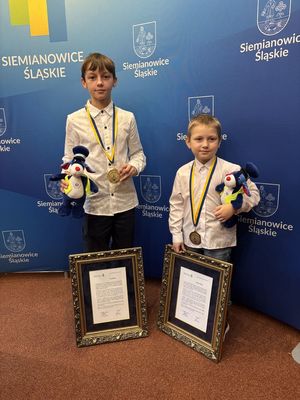 na zdjęciu chłopcy z medalami, Sznupkami i listami gratulacyjnymi