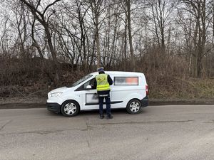 na zdjęciu policjant sprawdza stan trzeźwości kierowcy