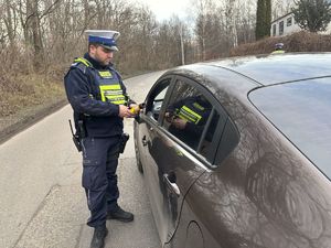 na zdjęciu policjant sprawdza stan trzeźwości kierowcy