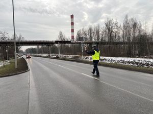 na zdjęciu policjant z drogówki wydaje sygnał do zatrzymania się pojazdowi