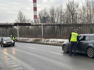 na zdjęciu policjanci sprawdzają stan trzeźwości kierowców