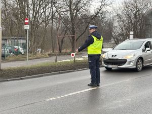 na zdjęciu policjant daje sygnał do zatrzymania się