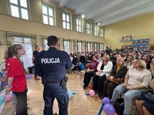 na zdjęciu policjant przemawia do uczniów