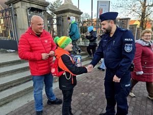 na zdjęciu policjant z wolontariuszami