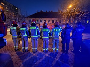 na zdjęciu policjanci i strażacy oddają hołd