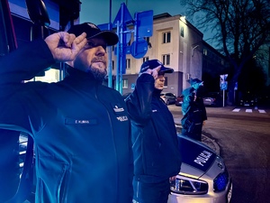 na zdjęciu policjanci oddają hołd