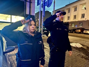 na zdjęciu policjanci oddają hołd