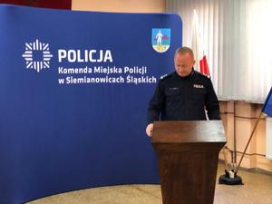 na zdjęciu I Zastępca Komendanta Miejskiego Policji przemawia