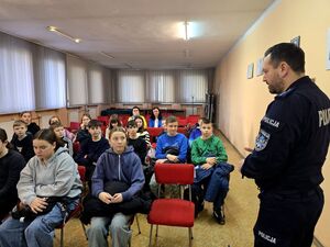 na zdjęciu policjant podczas spotkania z młodzieżą