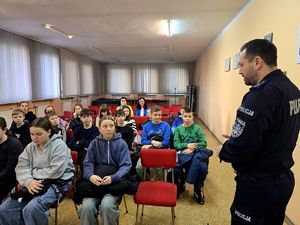 na zdjęciu policjant podczas spotkania z młodzieżą