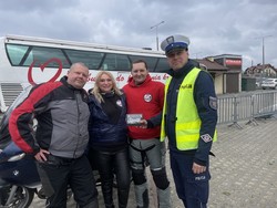 na zdjęciu policjant z uczestnikami akcji