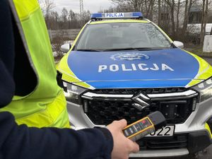 na zdjęciu alkomat i radiowóz