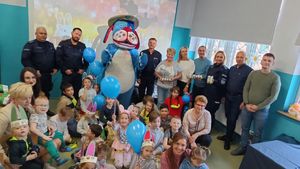 na zdjęciu zdjęcie grupowe dzieci, policjantów i organizatorów