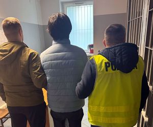 na zdjęciu policjanci z zatrzymanym