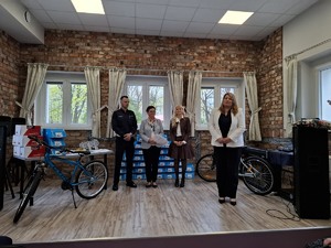 na zdjęciu organizatorzy na scenie