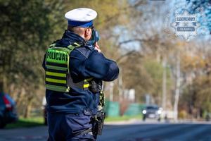 na zdjęciu policjant mierzy radarem prędkośc