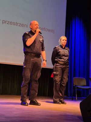 na zdjęciu Naczelnik wydziału Prewencji i oficer prasowa