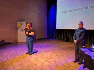 na zdjęciu Pani Izabela Pasek wita gości