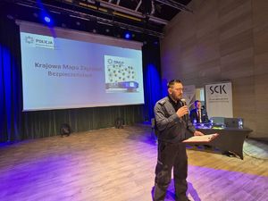 na zdjęciu policjant przemawia