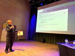 na zdjęciu policjantka przemawia