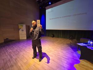 na zdjęciu policjant prezentuje ulotkę