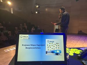 na zdjęciu laptop ze slajdem