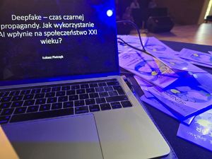 na zdjęciu laptop ze slajdem