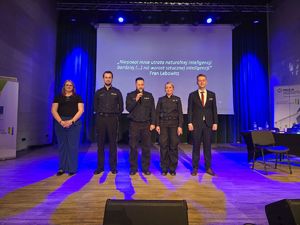 na zdjęciu zdjęcie grupowe organizatorów i prelegentów