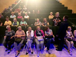 na zdjęciu policjant rozmawia z uczestnikami